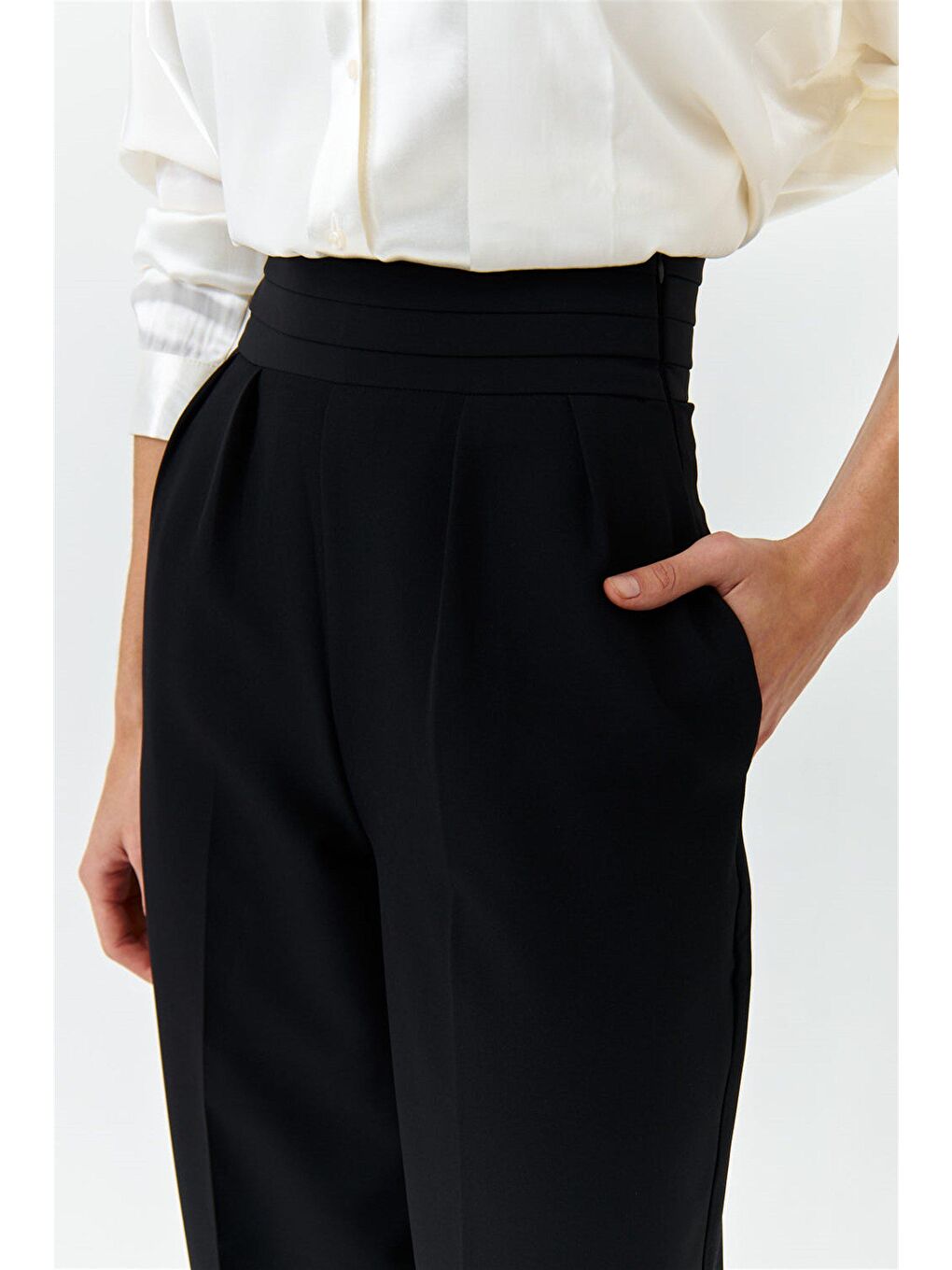 Bel Detaylı Geniş Paça Siyah Kadın Kumaş Pantolon-6