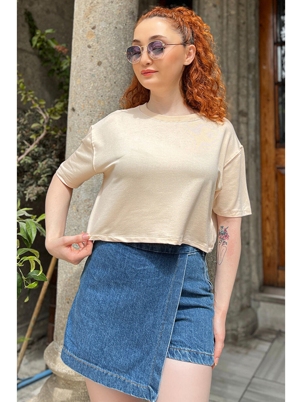 GÜLSELİ Bej Bisiklet Yaka Oversize Basic Crop Top Tişört - 1