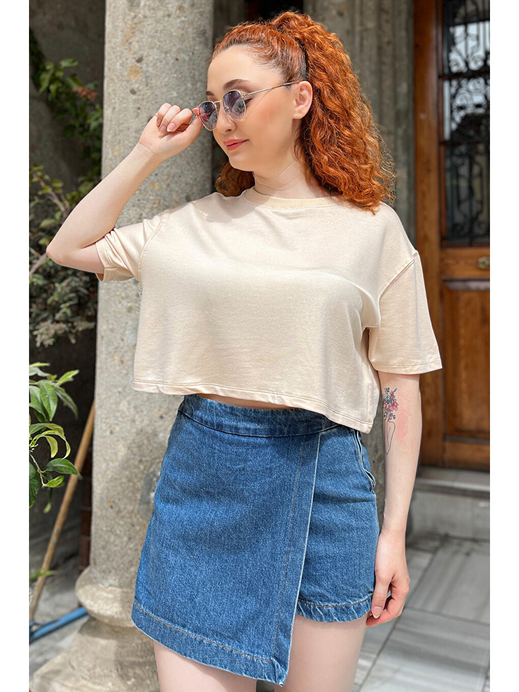 GÜLSELİ Bej Bisiklet Yaka Oversize Basic Crop Top Tişört - 2