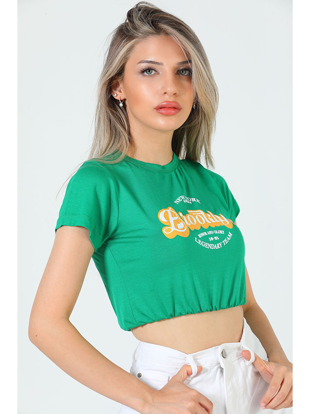 GÜLSELİ Yeşil Kadın Bisiklet Yaka Brooklyn Baskılı Bel Lastikli Crop T-shirt