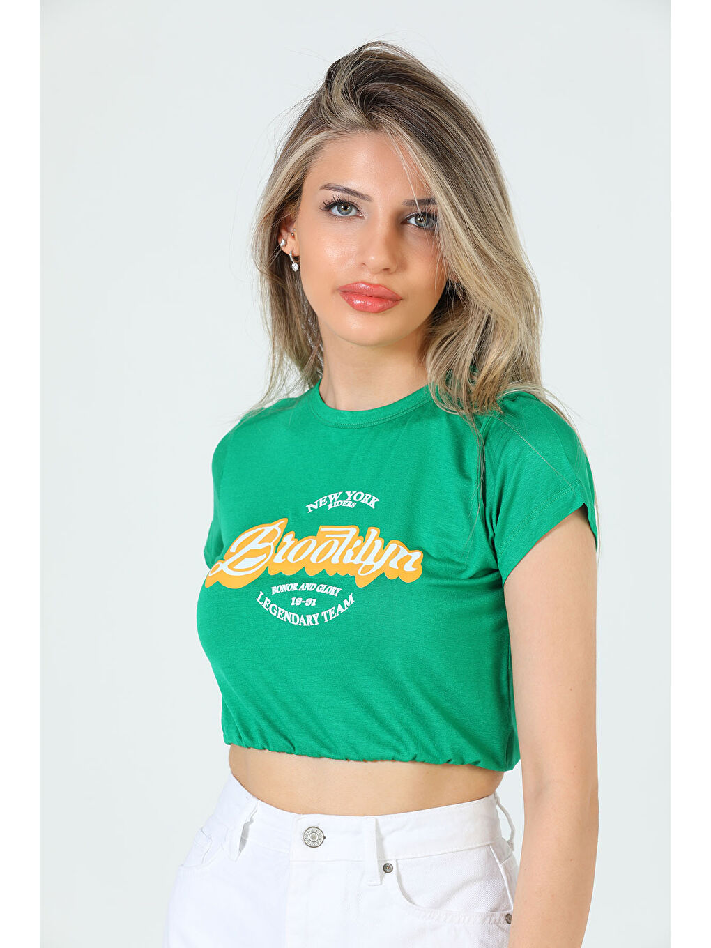 GÜLSELİ Yeşil Kadın Bisiklet Yaka Brooklyn Baskılı Bel Lastikli Crop T-shirt - 1