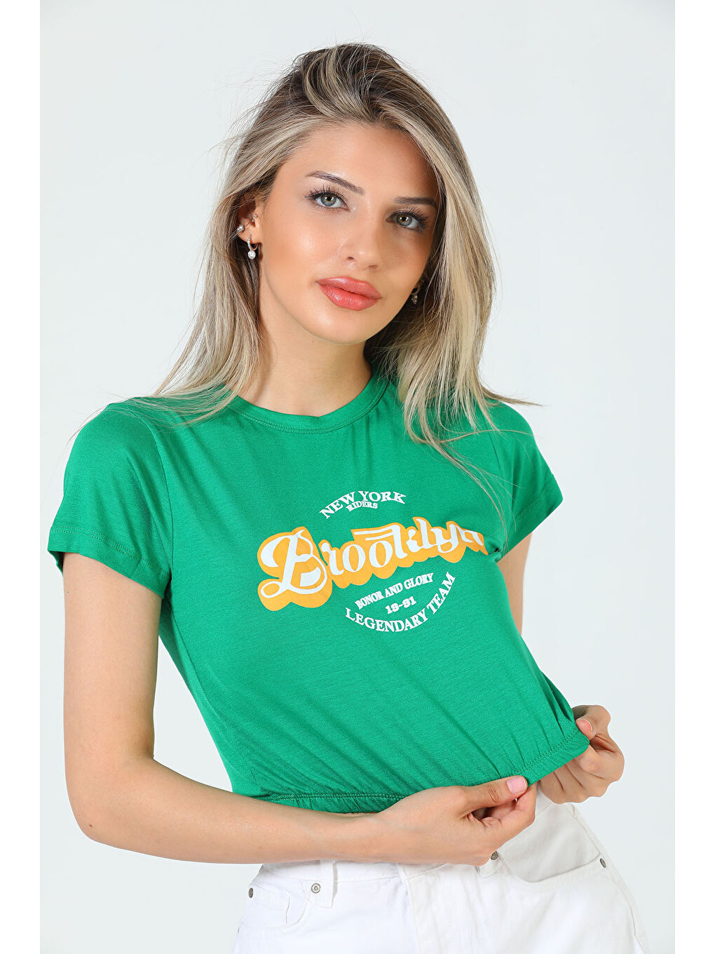 GÜLSELİ Yeşil Kadın Bisiklet Yaka Brooklyn Baskılı Bel Lastikli Crop T-shirt - 2