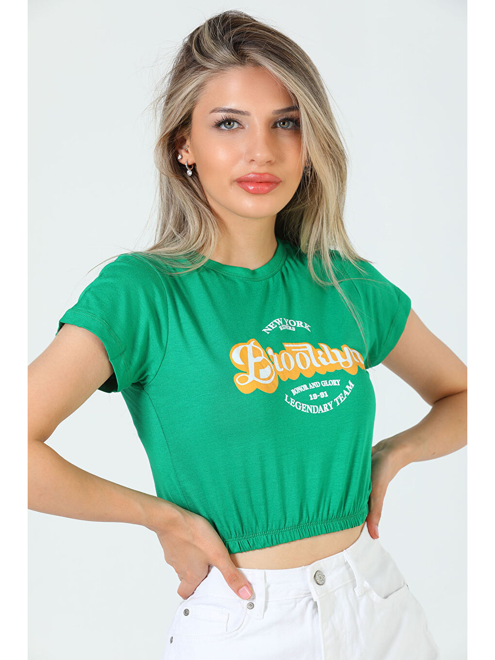 GÜLSELİ Yeşil Kadın Bisiklet Yaka Brooklyn Baskılı Bel Lastikli Crop T-shirt - 3