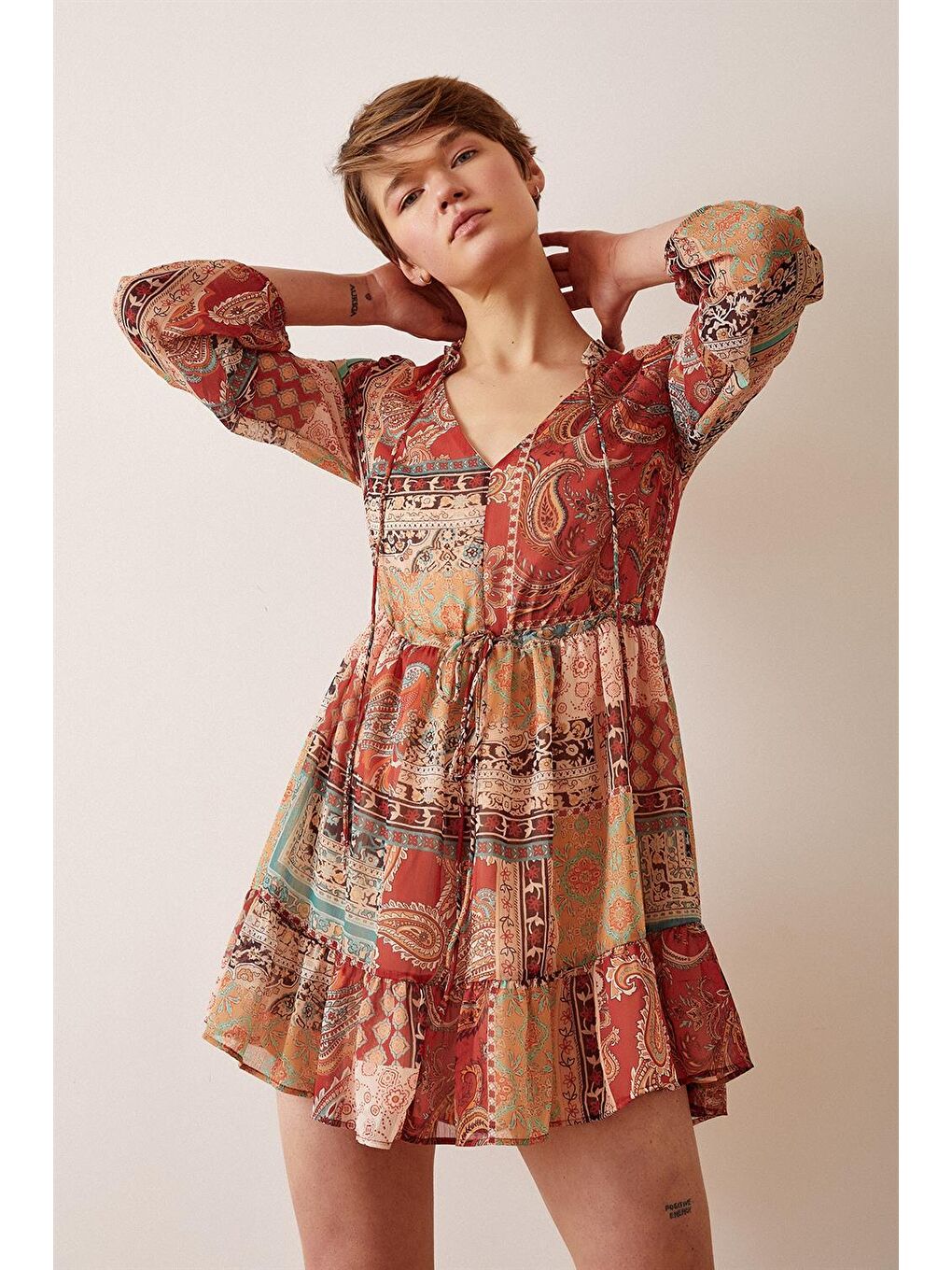 Kahverengi Biyeli V Yaka Desenli Mini Elbise