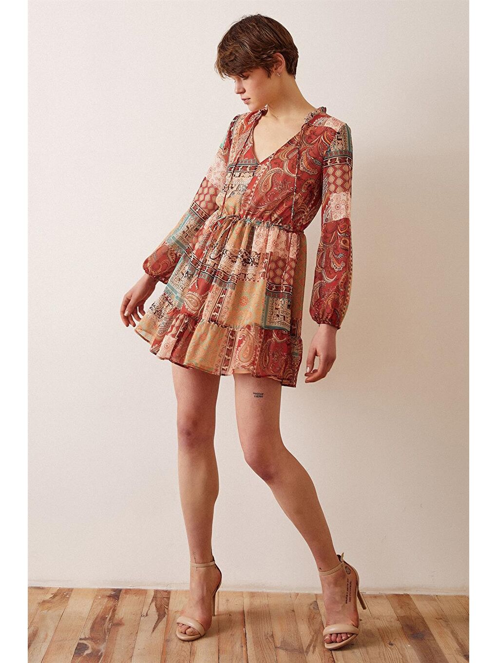 Kahverengi Biyeli V Yaka Desenli Mini Elbise-1