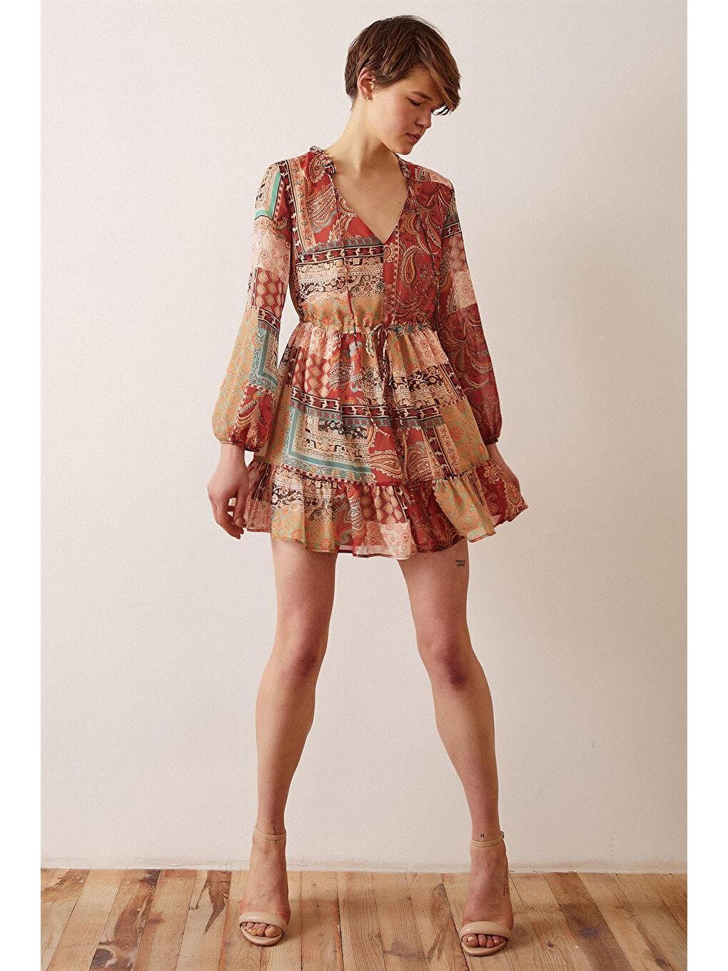 Kahverengi Biyeli V Yaka Desenli Mini Elbise-2