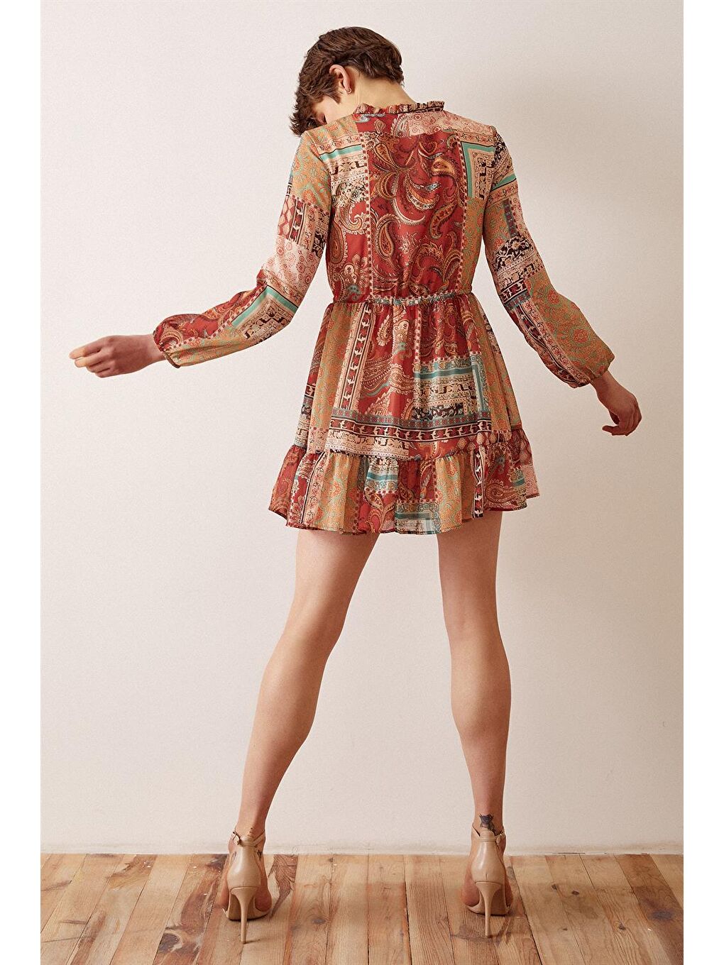 Kahverengi Biyeli V Yaka Desenli Mini Elbise-5