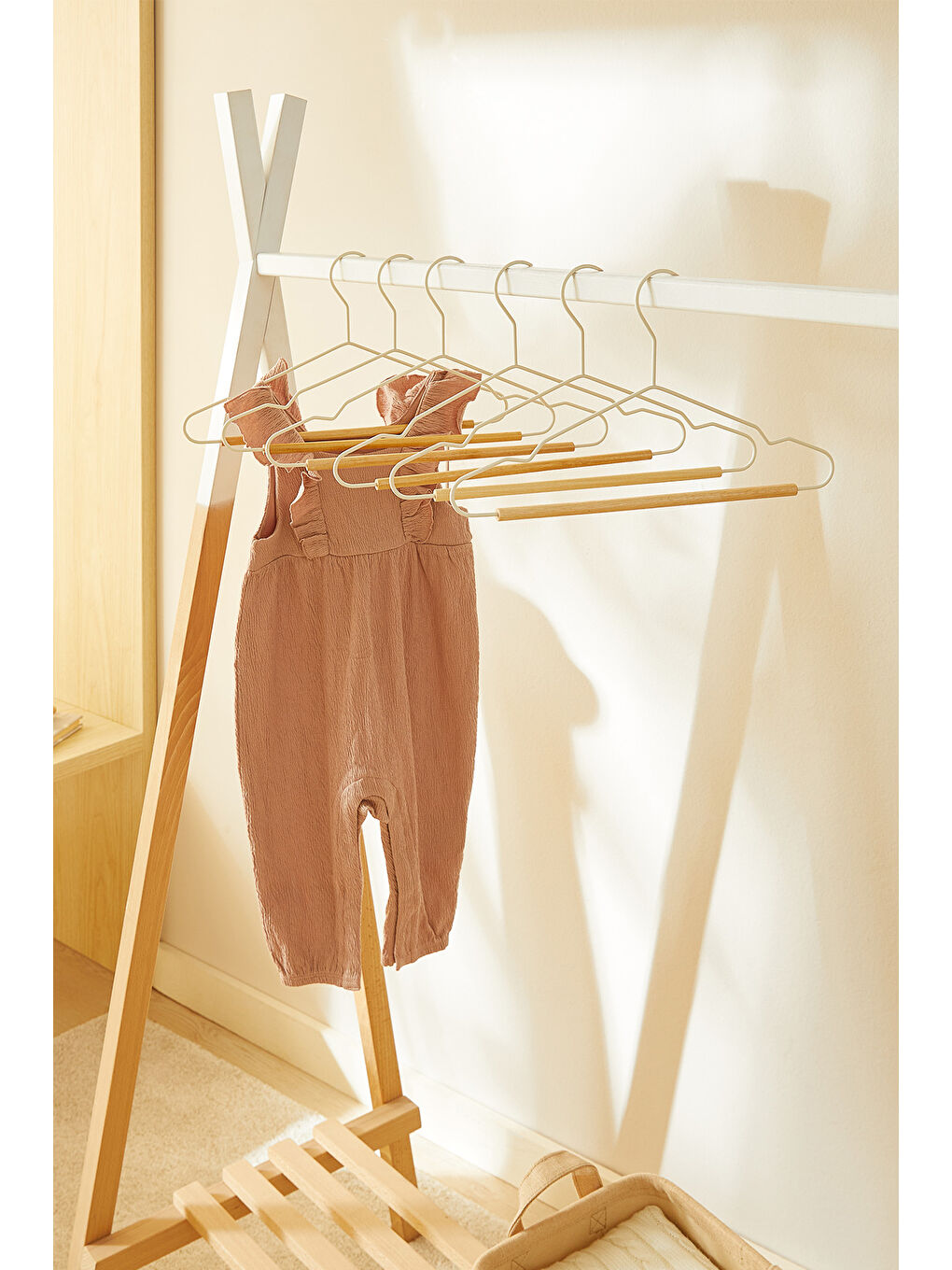 6'lı Ahşap Destekli Mat Beyaz Renk Kauçuk Kaplamalı Metal Çocuk Giysi Askısı 18 x 32 x 0.3 cm