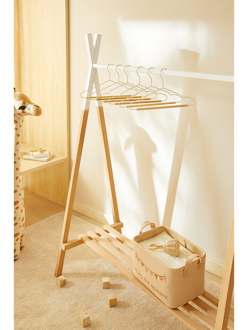 6'lı Ahşap Destekli Mat Beyaz Renk Kauçuk Kaplamalı Metal Çocuk Giysi Askısı 18 x 32 x 0.3 cm-2