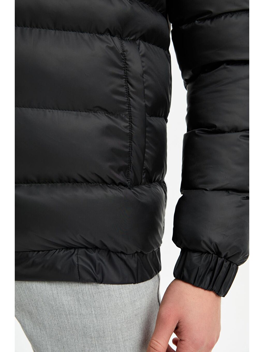 Siyah Erkek Çıkma Kapüşonlu Su ve Rüzgara Dayanıklı Kışlık Şişme Mont DM-450-5