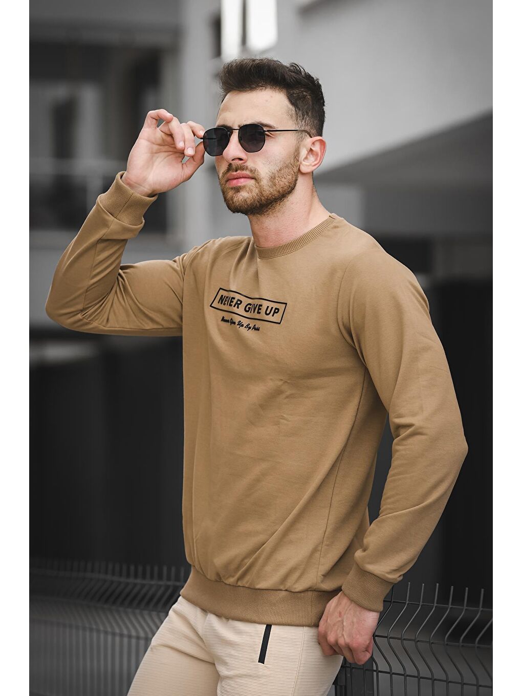 Kahverengi Never Give Up Baskılı Slim Fit Likralı Sıfır Yaka Erkek Sweatshirt