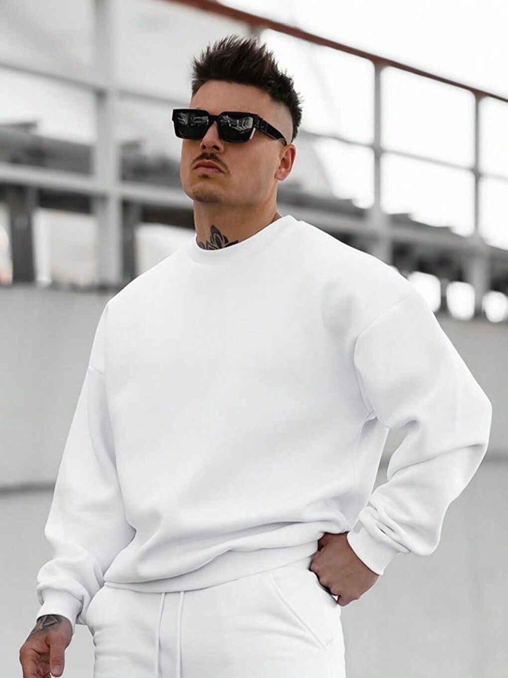 Beyaz Düz Bisiklet Yaka Uzun Kollu Sweatshirt