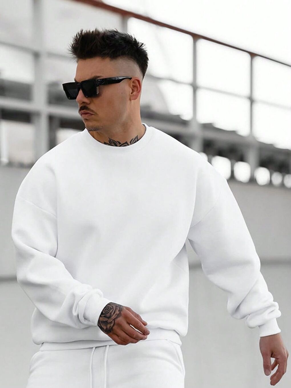 Beyaz Düz Bisiklet Yaka Uzun Kollu Sweatshirt-1