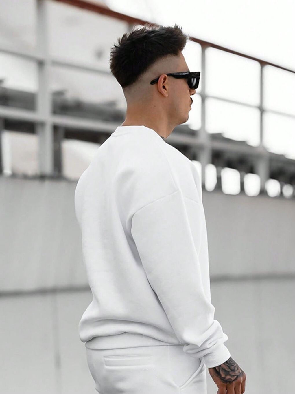 Beyaz Düz Bisiklet Yaka Uzun Kollu Sweatshirt-2