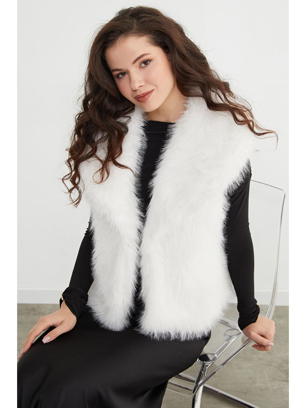 Beyaz Astarlı Şal Yaka Suni Kürk Yelek