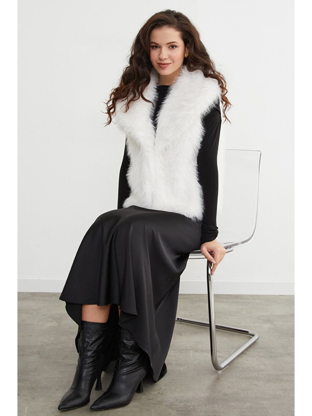 Beyaz Astarlı Şal Yaka Suni Kürk Yelek-2