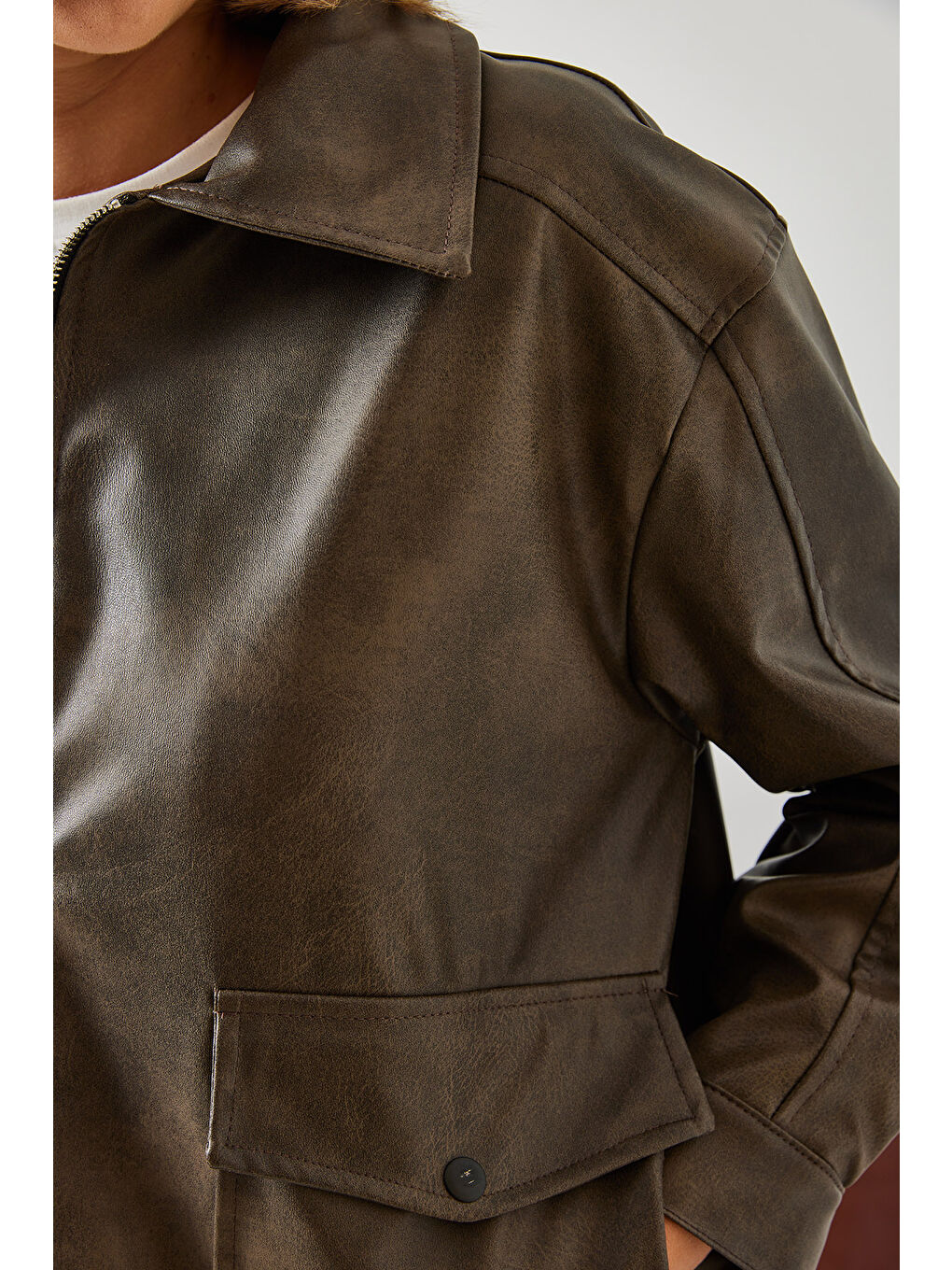 Bej Kadın Gömlek Yaka Eskitme Deri Ceket-4