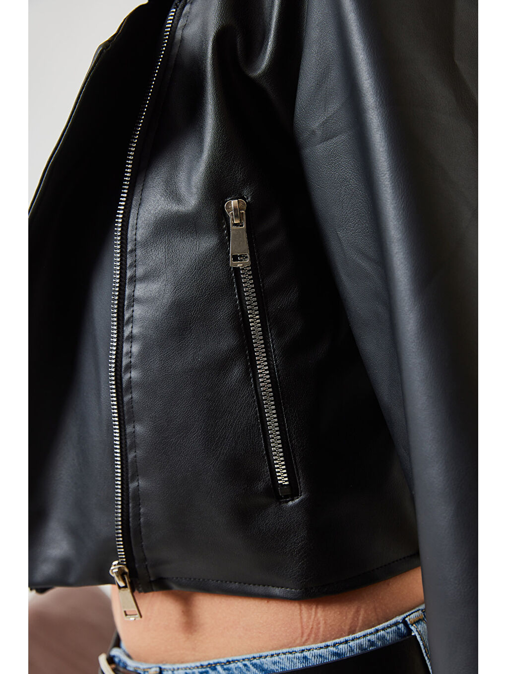 Siyah Kadın Asimetrik Fermuar Detay Deri Ceket-2
