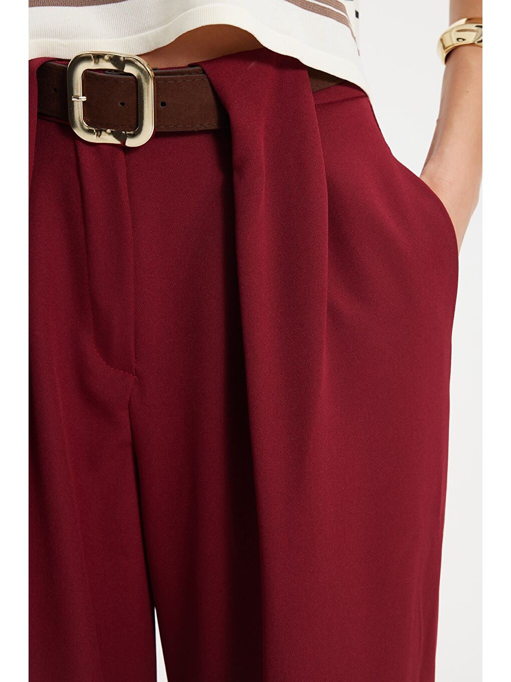 Kadın Relax Fit Rahat Kesim Pileli Çift Çepli Kemerli Bordo Pantolon-3