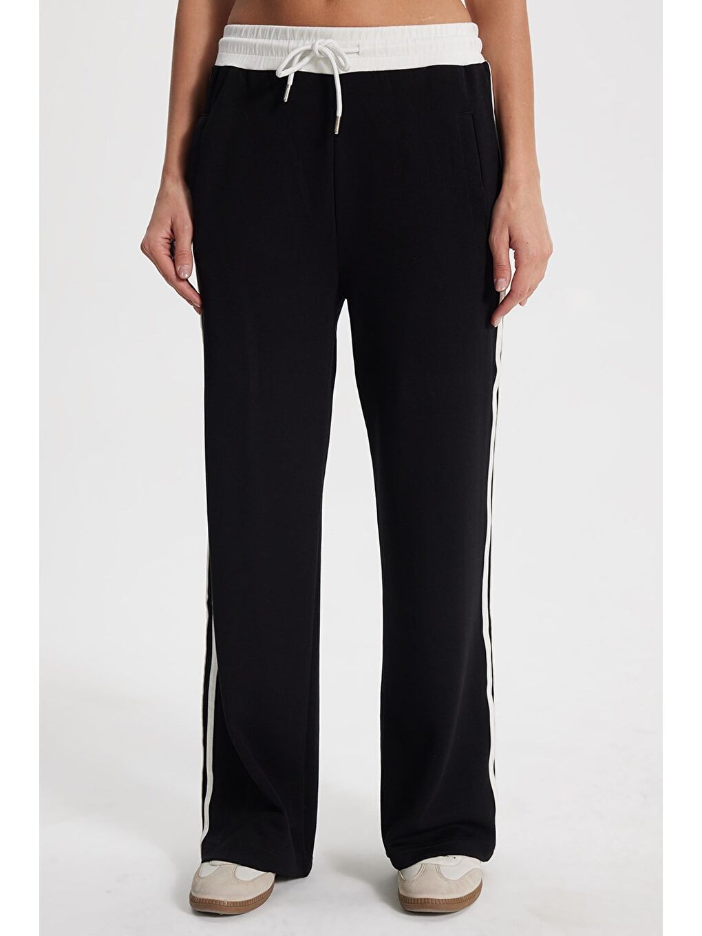 Kadın Relax Fit Rahat Kesim Beli Bağcıklı Lastikli Şerit Detaylı Çift Cepli Siyah Pantolon-1