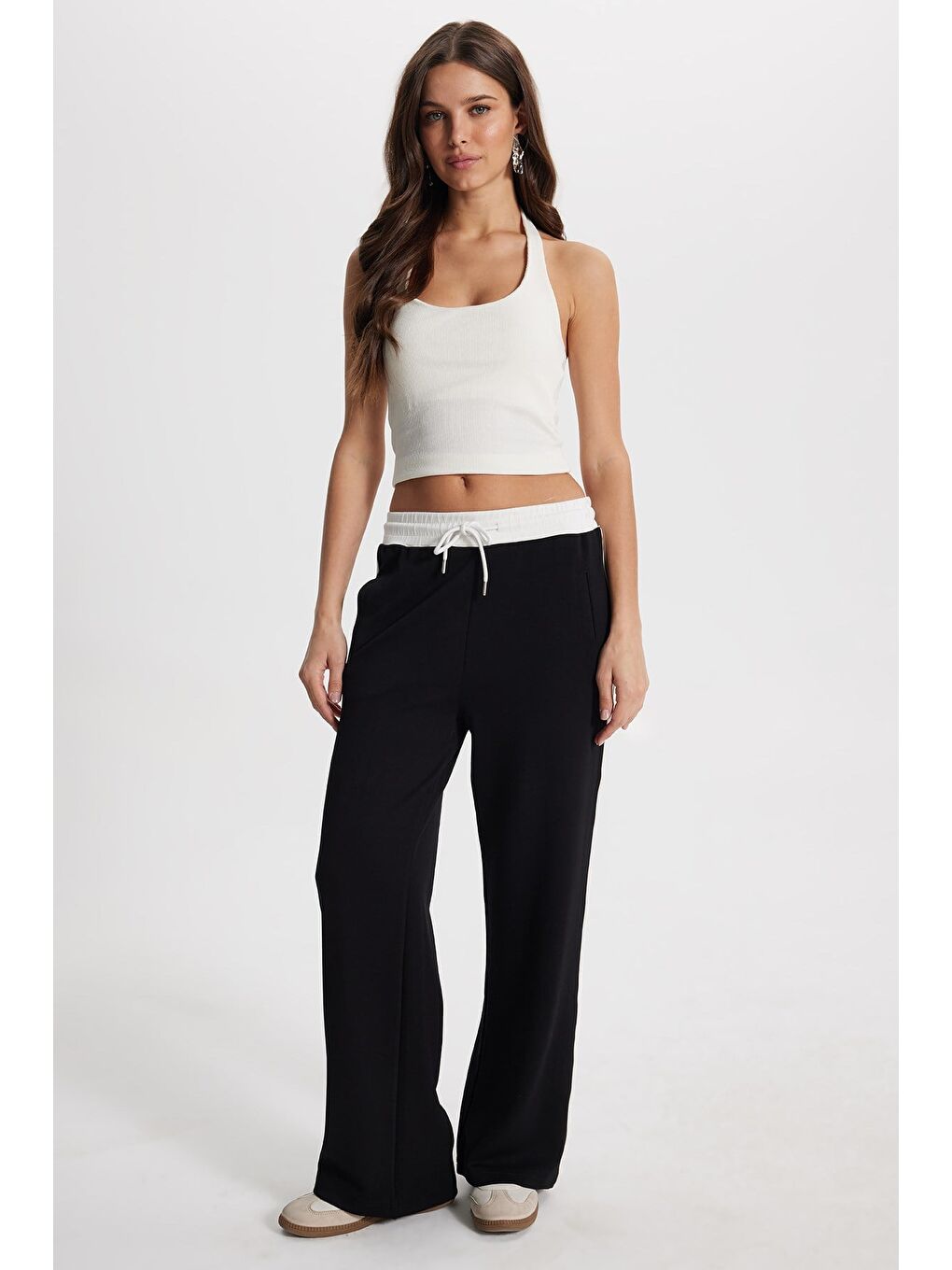 Kadın Relax Fit Rahat Kesim Beli Bağcıklı Lastikli Şerit Detaylı Çift Cepli Siyah Pantolon-2