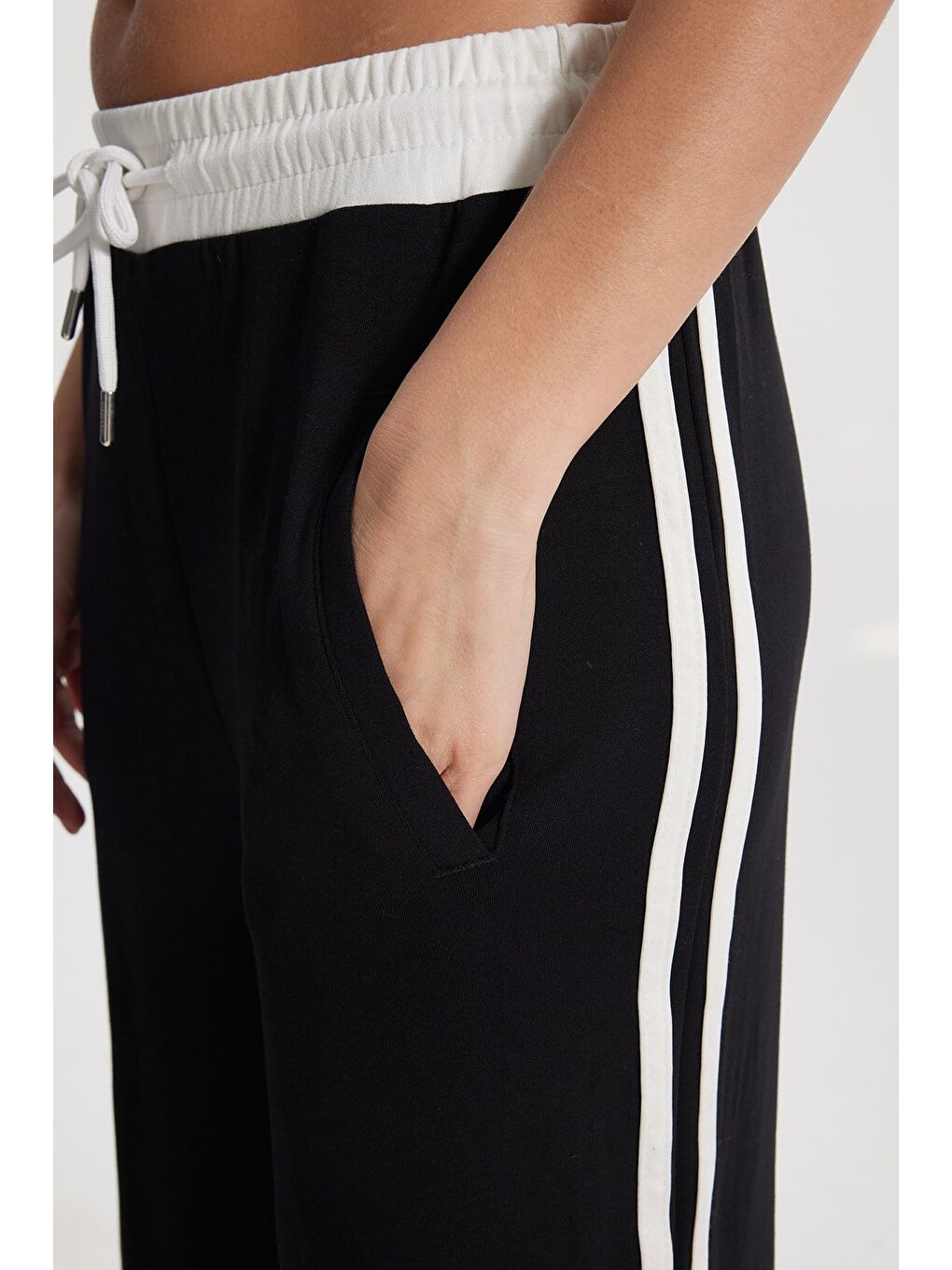Kadın Relax Fit Rahat Kesim Beli Bağcıklı Lastikli Şerit Detaylı Çift Cepli Siyah Pantolon-3