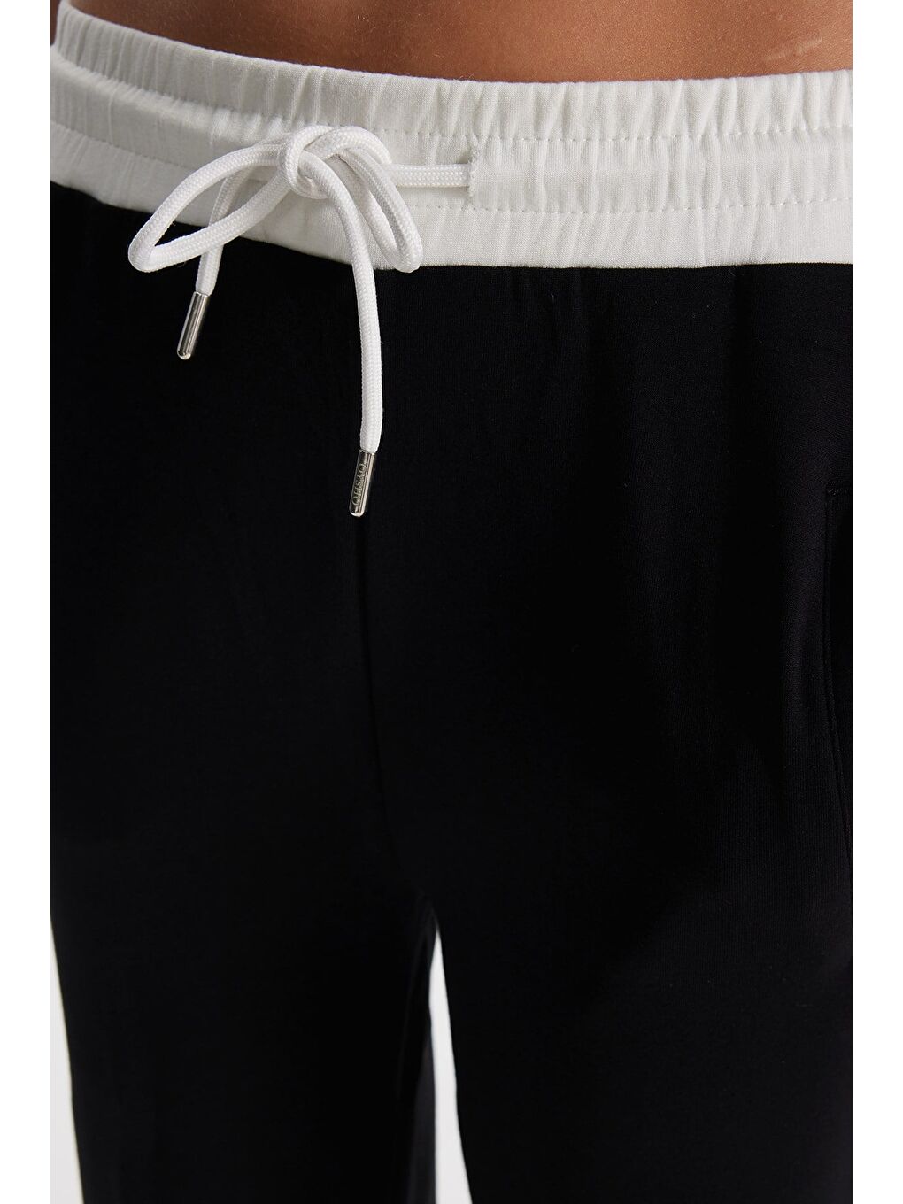 Kadın Relax Fit Rahat Kesim Beli Bağcıklı Lastikli Şerit Detaylı Çift Cepli Siyah Pantolon-4