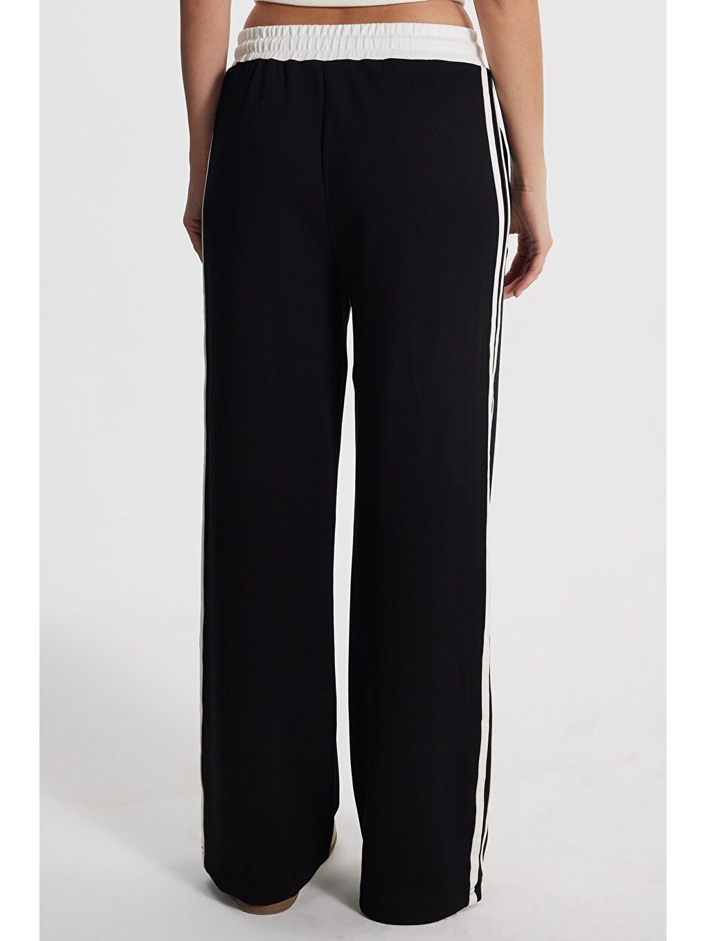 Kadın Relax Fit Rahat Kesim Beli Bağcıklı Lastikli Şerit Detaylı Çift Cepli Siyah Pantolon-5
