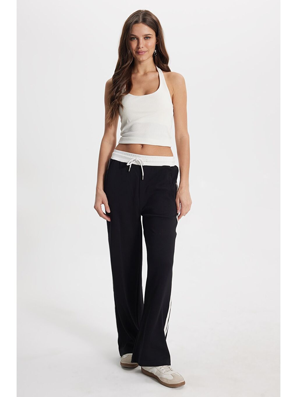 Kadın Relax Fit Rahat Kesim Beli Bağcıklı Lastikli Şerit Detaylı Çift Cepli Siyah Pantolon-6