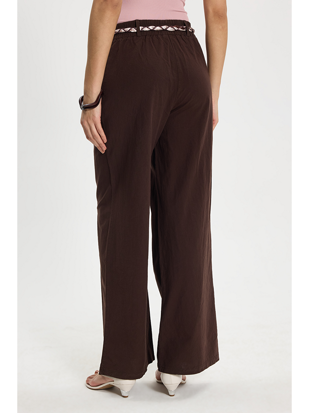Kadın Relax Fit Rahat Kesim %100 Pamuk Beli Lastikli Fular Detaylı Çift Cepli Kahverengi Pantolon-5
