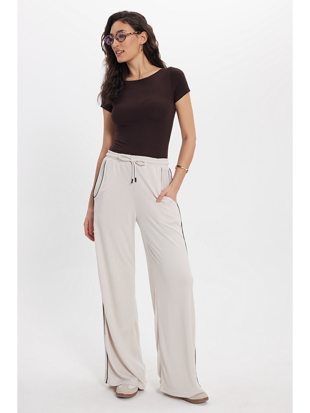 Kadın Relax Fit Rahat Kesim Beli Bağcıklı Lastikli Şerit Detaylı Çift Cepli Bej Pantolon-1