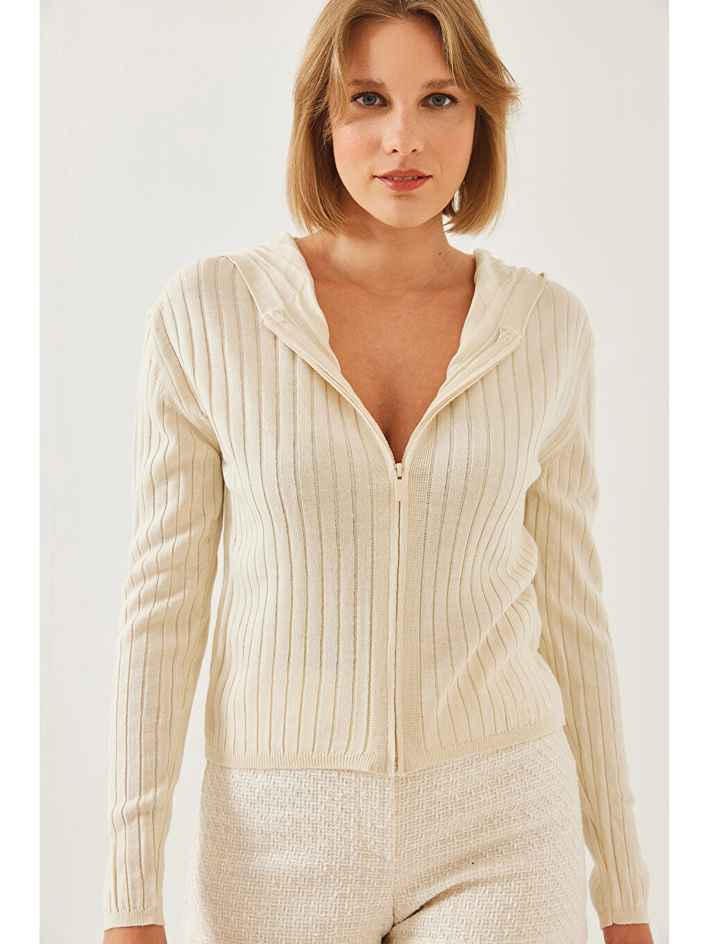 Ekru Kadın Kapüşonlu Fermuarlı Uzun Kollu Triko Hırka-1
