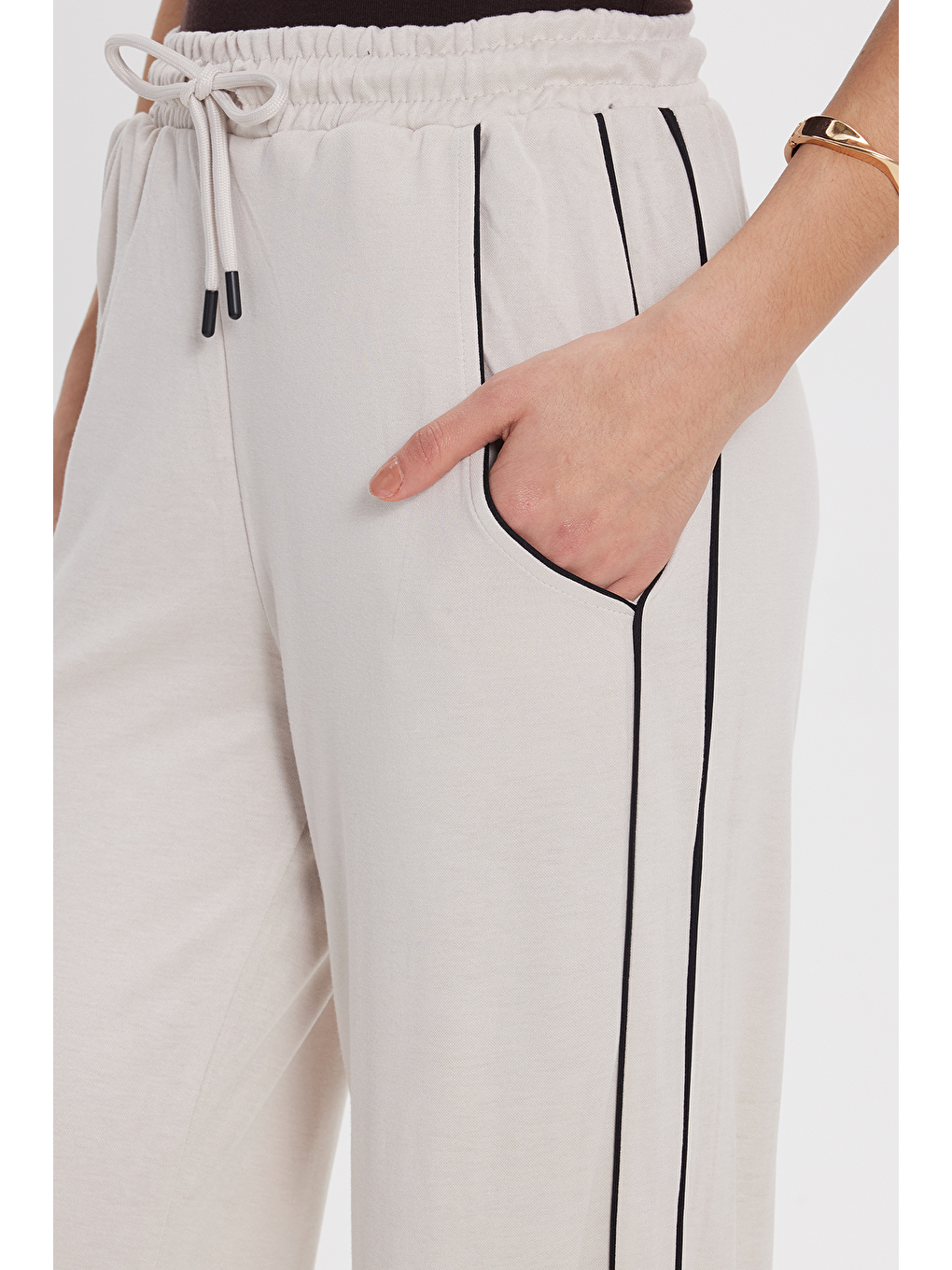 Kadın Relax Fit Rahat Kesim Beli Bağcıklı Lastikli Şerit Detaylı Çift Cepli Bej Pantolon-2