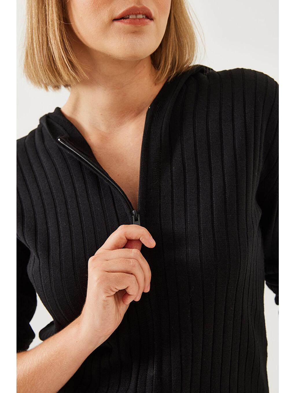 Siyah Kadın Kapüşonlu Fermuarlı Uzun Kollu Triko Hırka-3