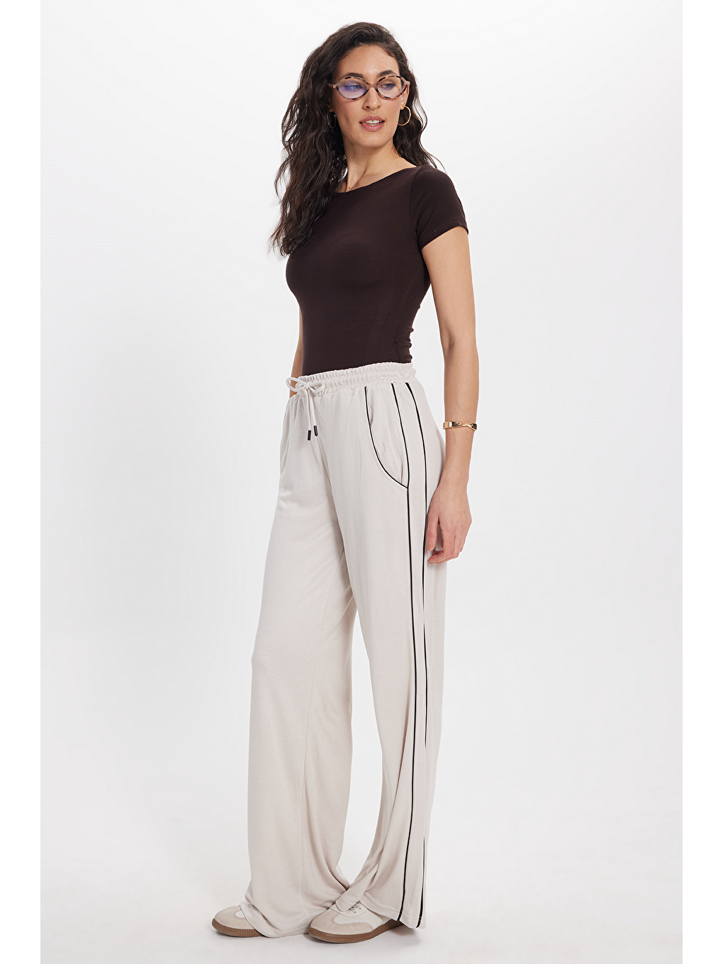 Kadın Relax Fit Rahat Kesim Beli Bağcıklı Lastikli Şerit Detaylı Çift Cepli Bej Pantolon-3