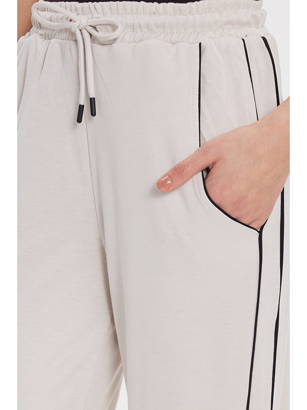 Kadın Relax Fit Rahat Kesim Beli Bağcıklı Lastikli Şerit Detaylı Çift Cepli Bej Pantolon-4