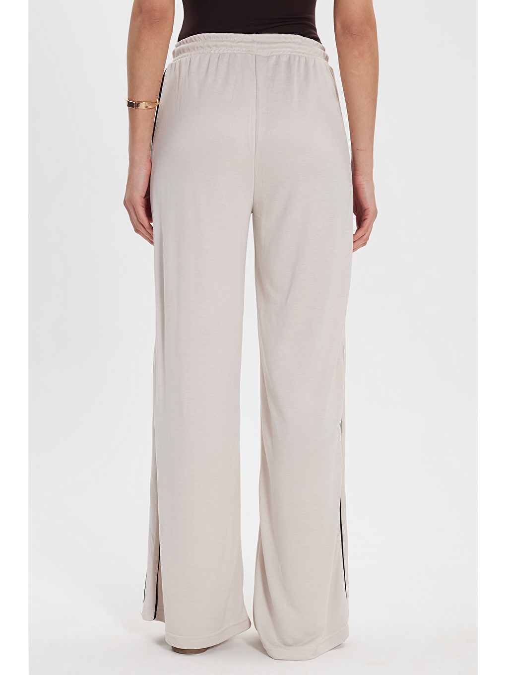 Kadın Relax Fit Rahat Kesim Beli Bağcıklı Lastikli Şerit Detaylı Çift Cepli Bej Pantolon-5