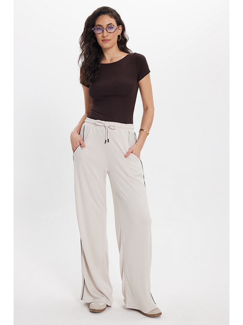 Kadın Relax Fit Rahat Kesim Beli Bağcıklı Lastikli Şerit Detaylı Çift Cepli Bej Pantolon-6