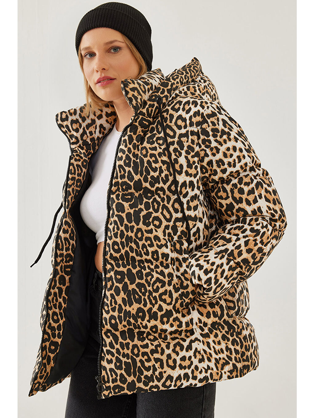 Siyah Kadın Kapişonu Bağcıklı Leopar Desenli Şişme Mont