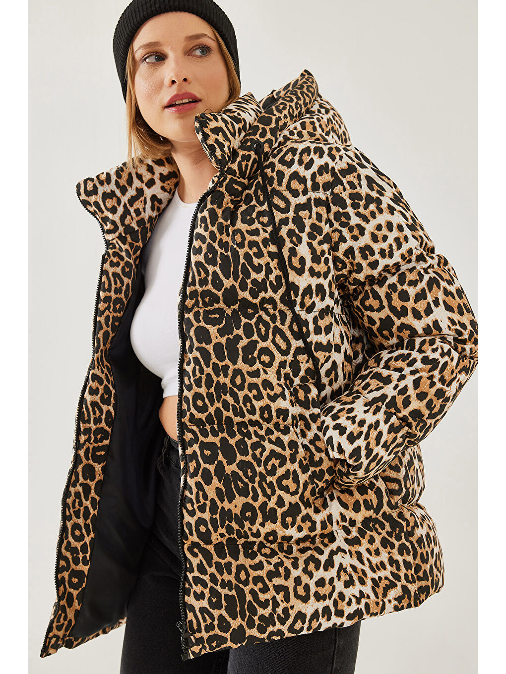 Siyah Kadın Kapişonu Bağcıklı Leopar Desenli Şişme Mont-1