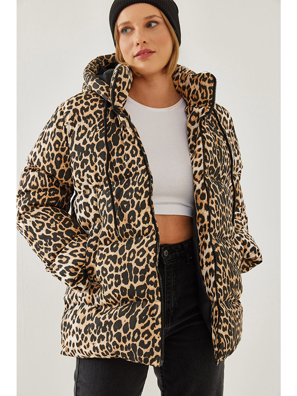 Siyah Kadın Kapişonu Bağcıklı Leopar Desenli Şişme Mont-2
