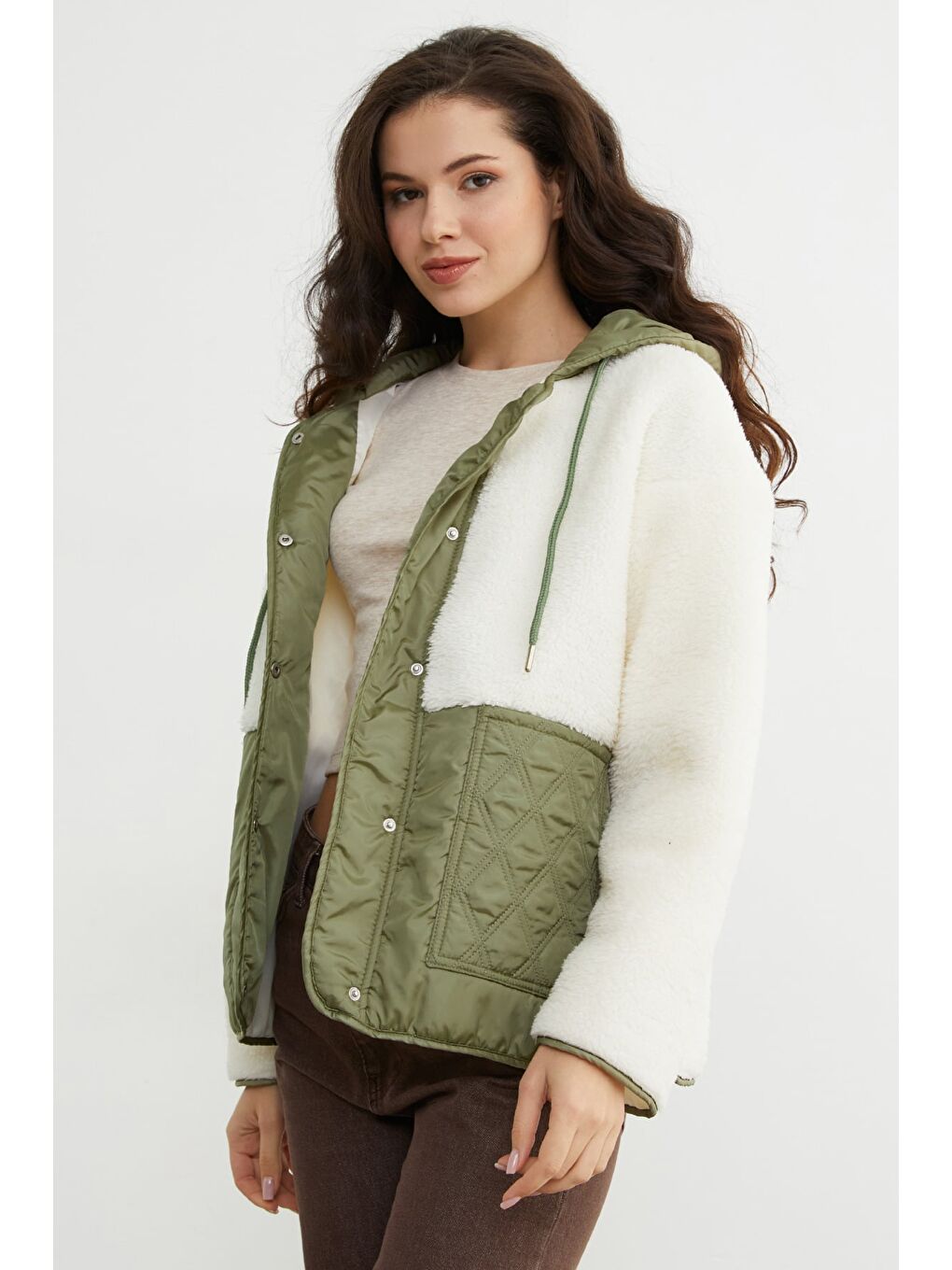 Ekru Kapitone Detaylı Çift Cepli Pelüş Mont