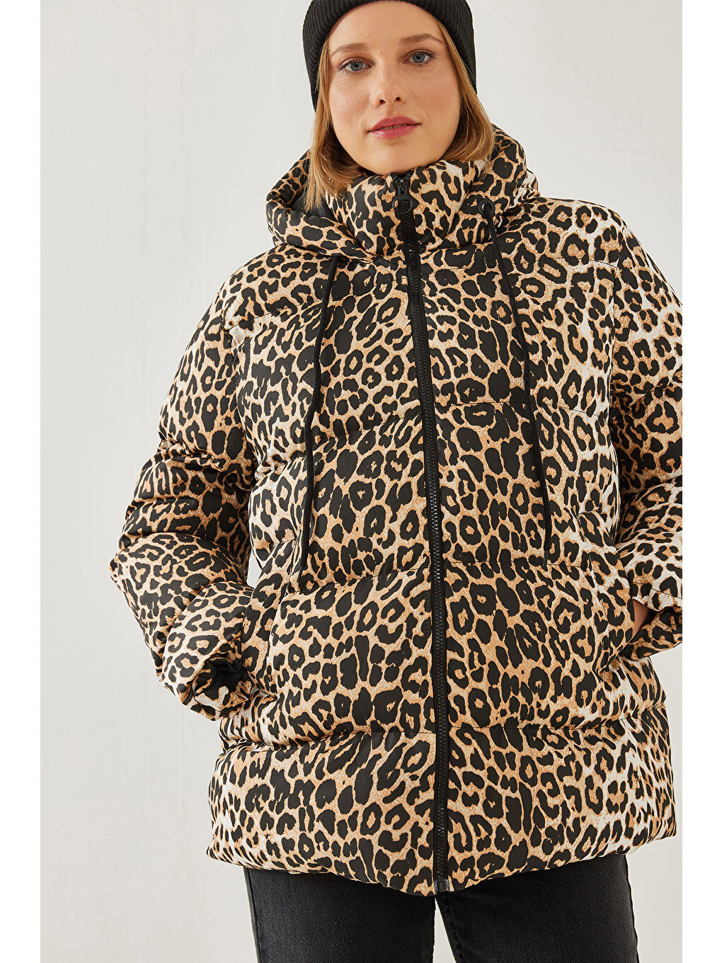 Siyah Kadın Kapişonu Bağcıklı Leopar Desenli Şişme Mont-3