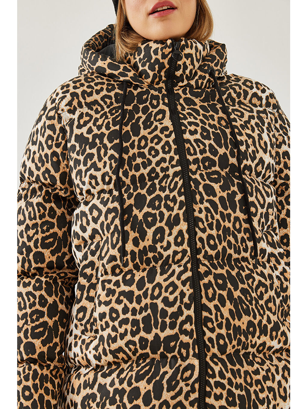 Siyah Kadın Kapişonu Bağcıklı Leopar Desenli Şişme Mont-4
