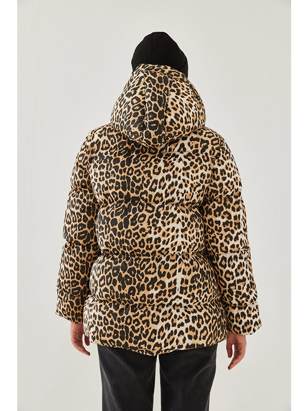 Siyah Kadın Kapişonu Bağcıklı Leopar Desenli Şişme Mont-5
