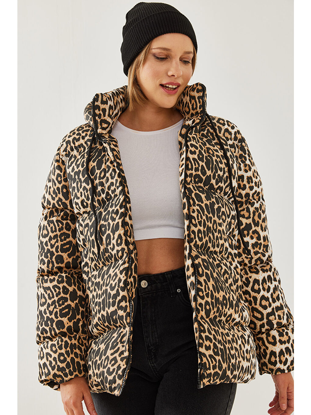 Siyah Kadın Kapişonu Bağcıklı Leopar Desenli Şişme Mont-6