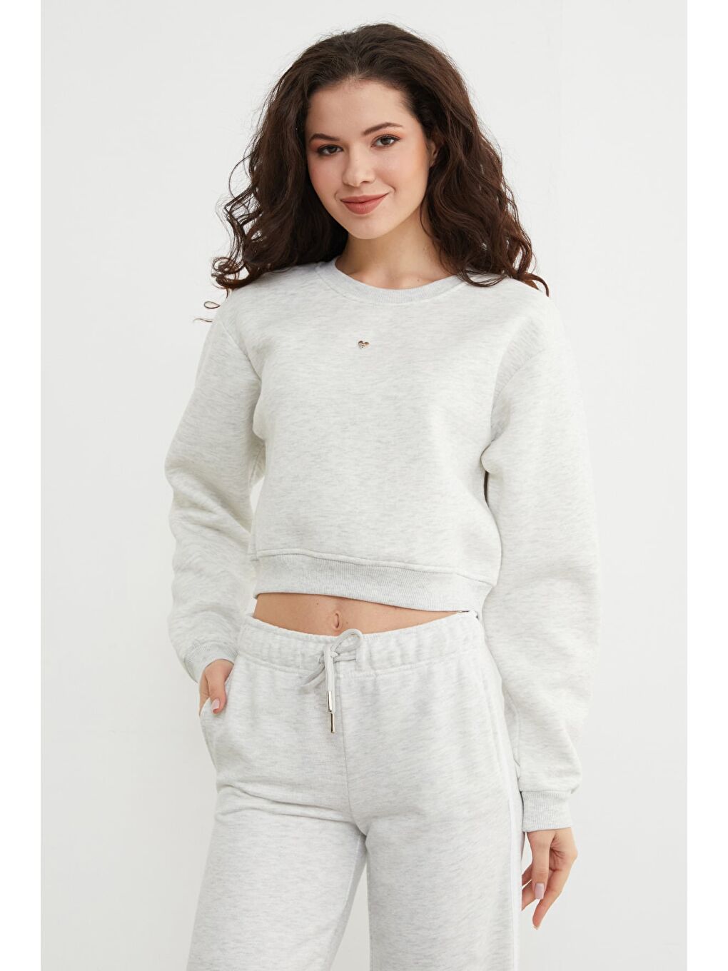 Gri 3 İplik Kalp Aksesuarlı Crop Sweatshirt