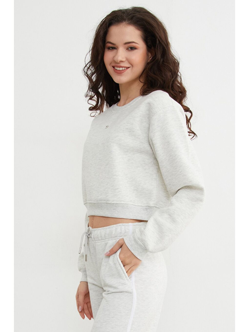 Gri 3 İplik Kalp Aksesuarlı Crop Sweatshirt-1