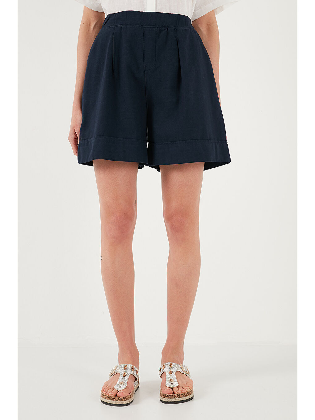 Lacivert Pamuklu Standart Fit Yüksek Bel Dikiş Detaylı Kadın Şort 668Yp4921-1