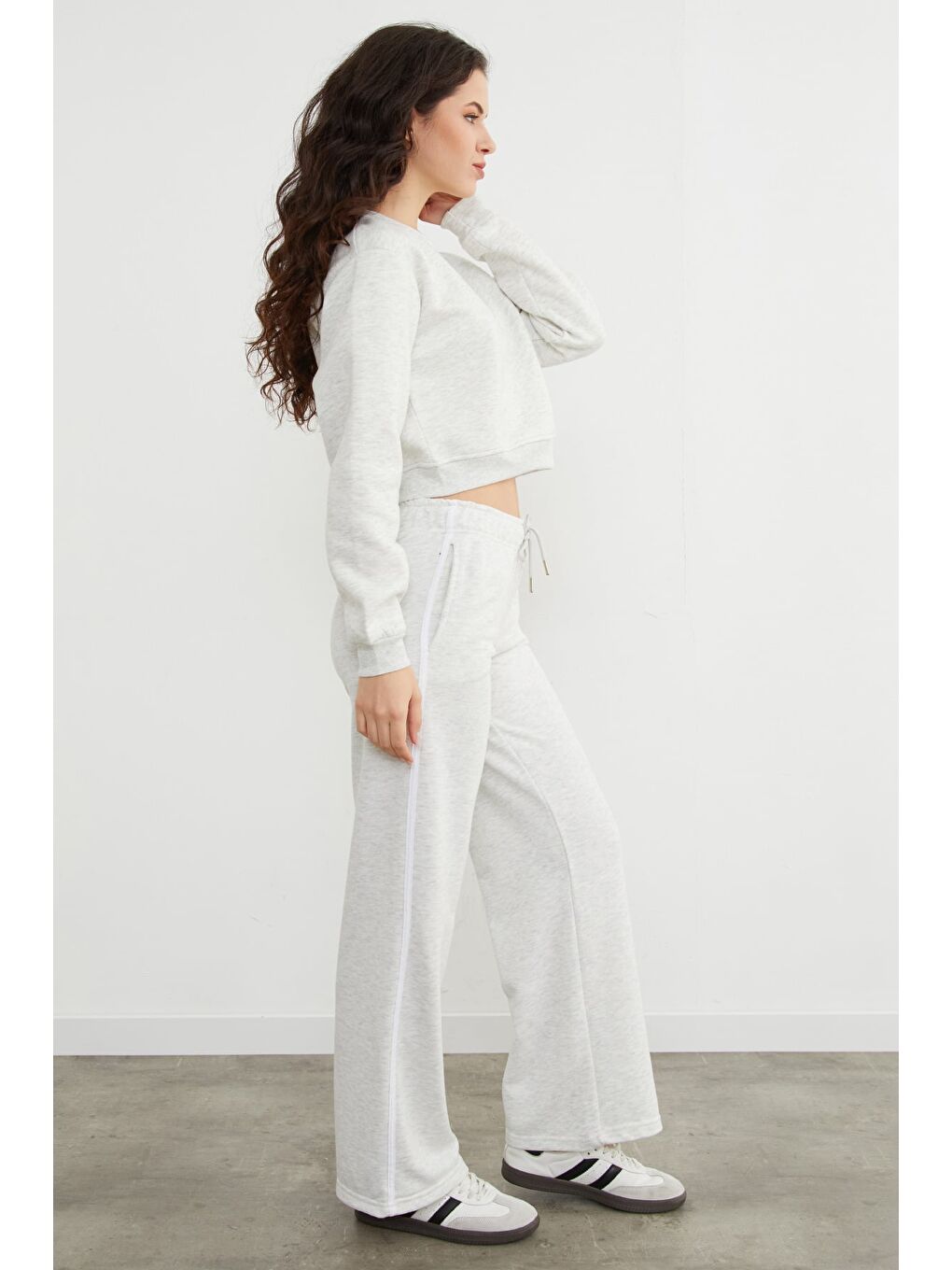 Gri 3 İplik Kalp Aksesuarlı Crop Sweatshirt-3